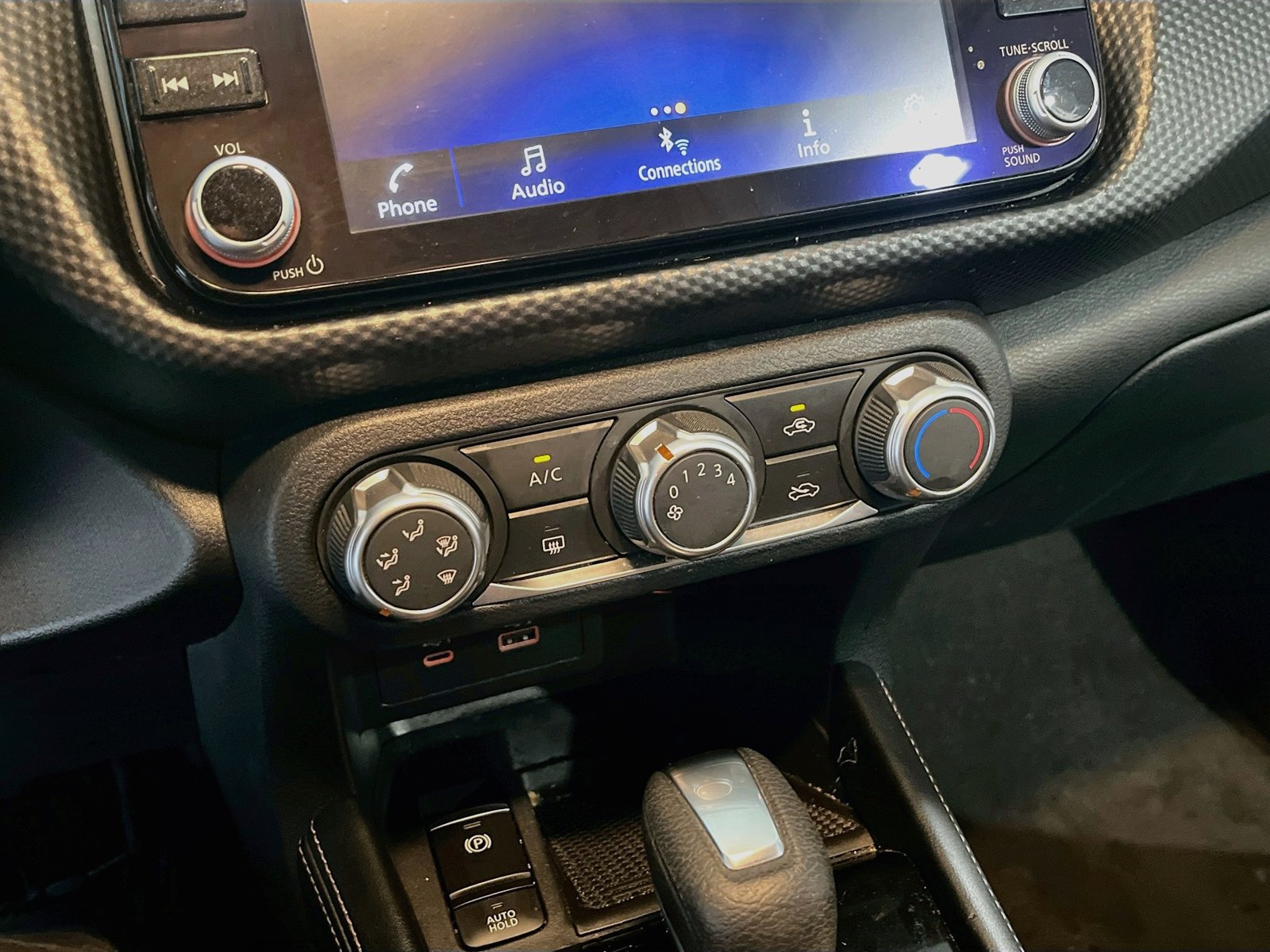 Used 2024 Nissan Kicks SV FWD image 14