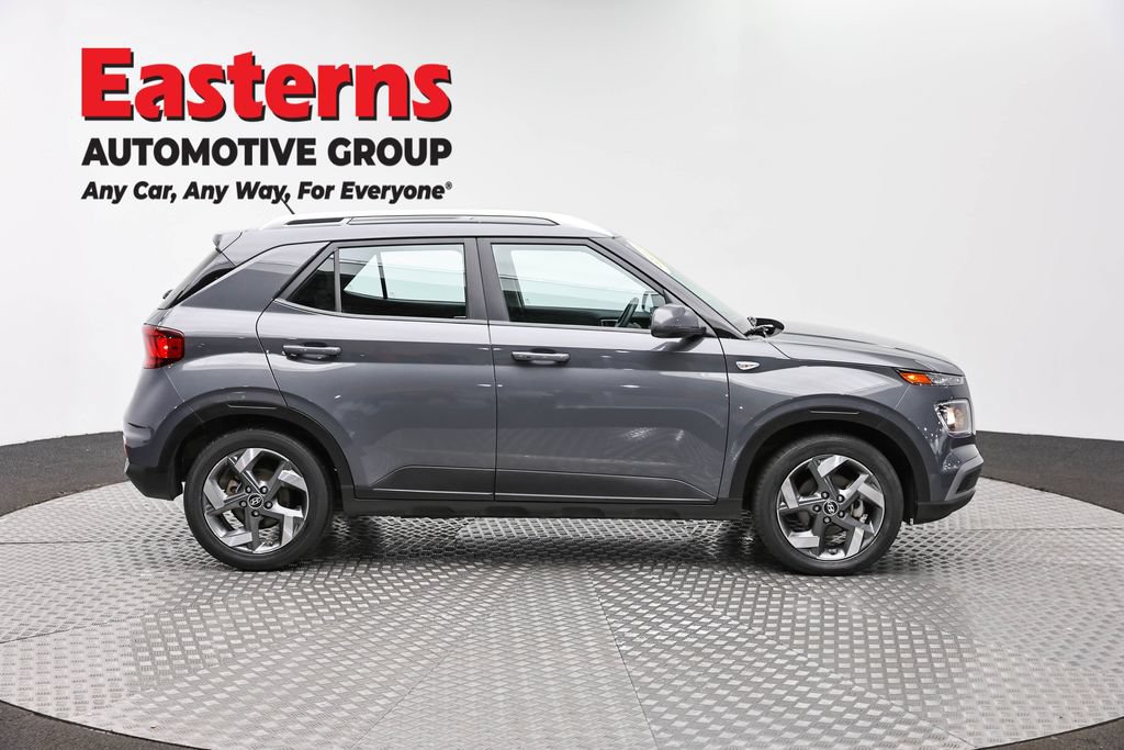 Used 2024 Hyundai Venue SEL FWD image 4