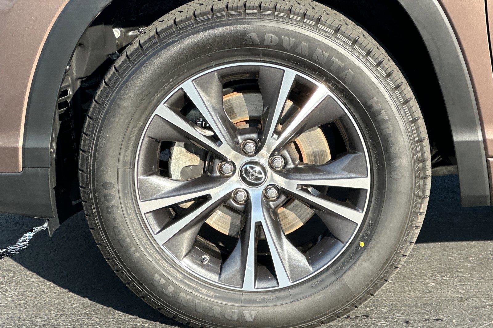 Used 2018 Toyota Highlander LE w/ Carpet Mat Package (TMS) image 25