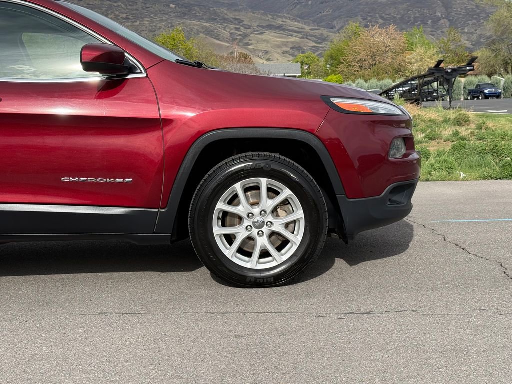 Used 2018 Jeep Cherokee Latitude AWD/4WD image 3