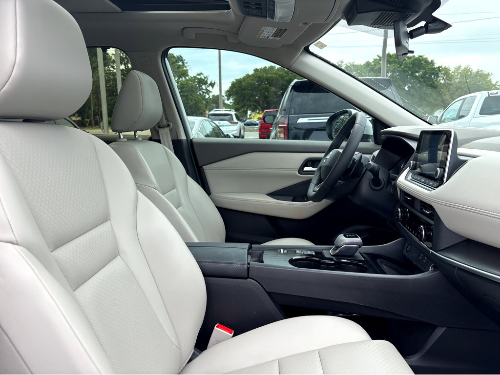 Used 2025 Nissan Rogue SV w/ SV Premium Package FWD image 12