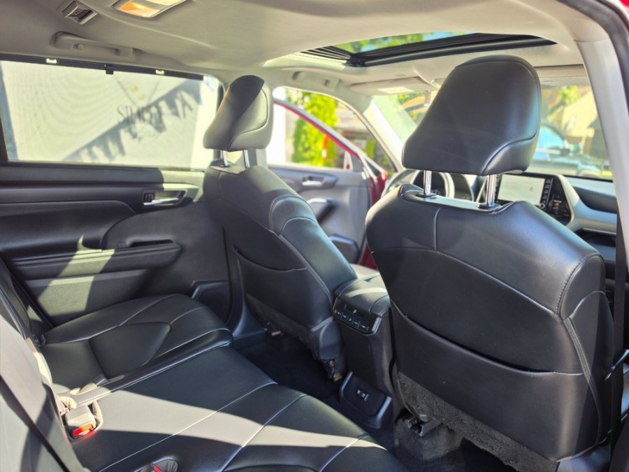 Used 2021 Toyota Highlander XLE AWD/4WD image 34