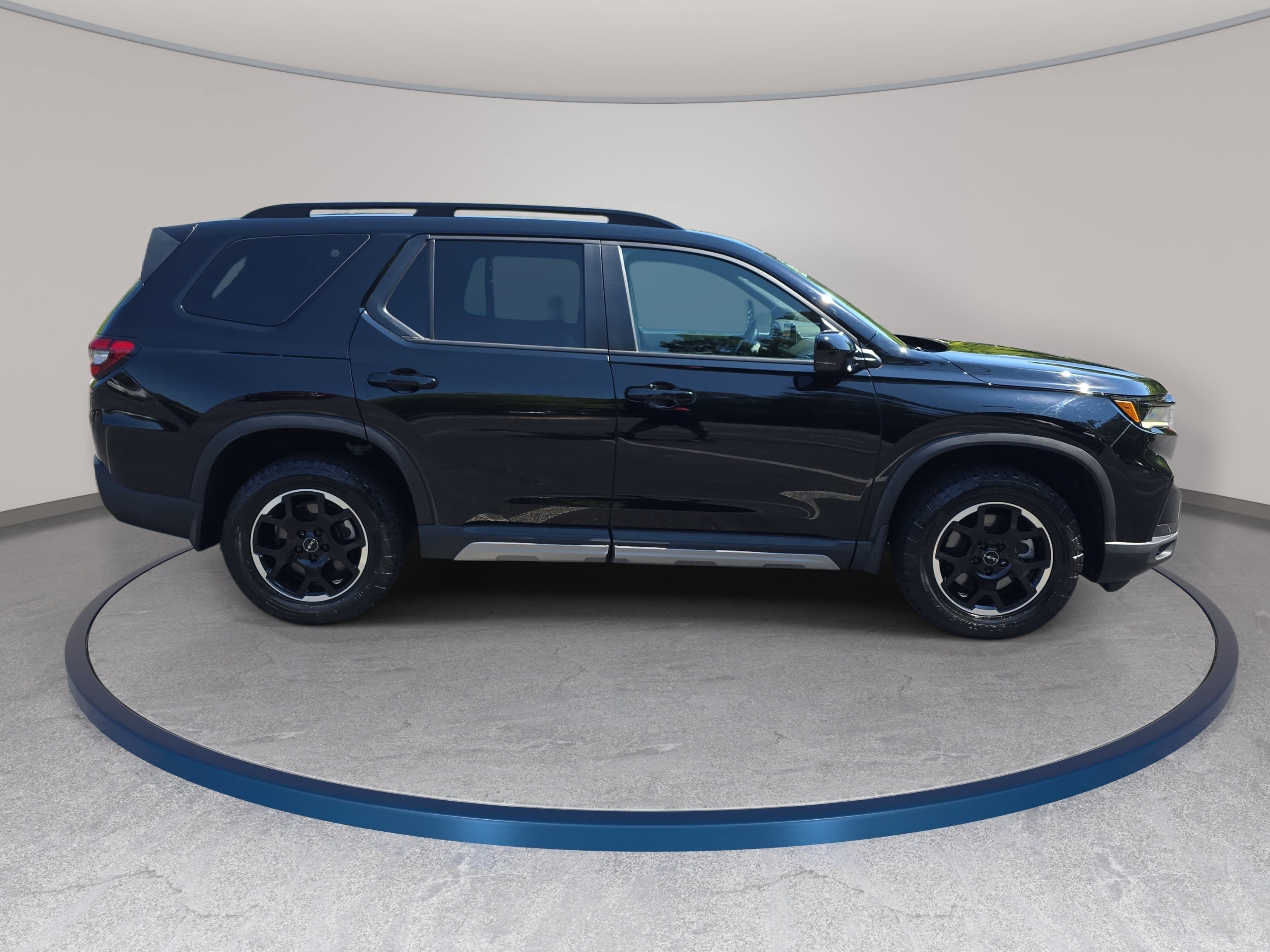 Certified 2025 Honda Pilot TrailSport image 4
