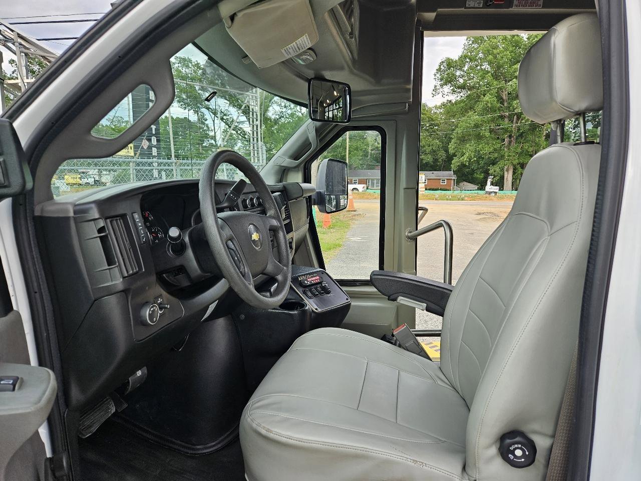 Used 2018 Chevrolet Express 4500 w/ Shuttle Bus Package RWD image 37