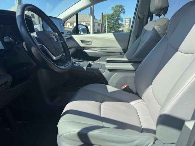 Used 2021 Toyota Sienna XLE FWD image 19