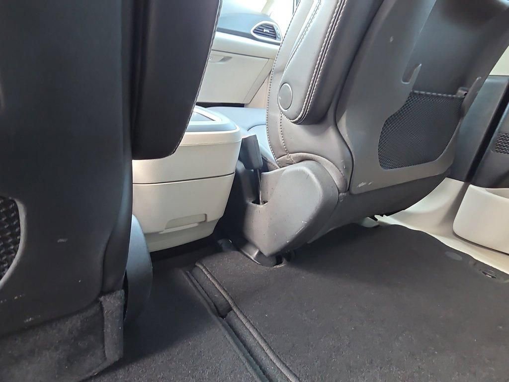 Used 2024 Chrysler Pacifica Touring-L FWD image 13