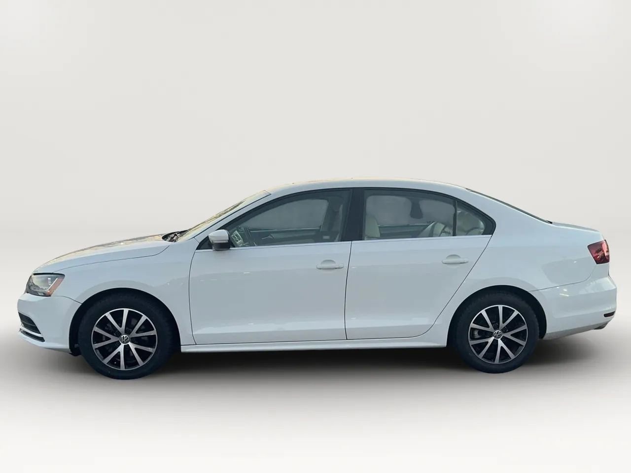Used 2017 Volkswagen Jetta SE image 4