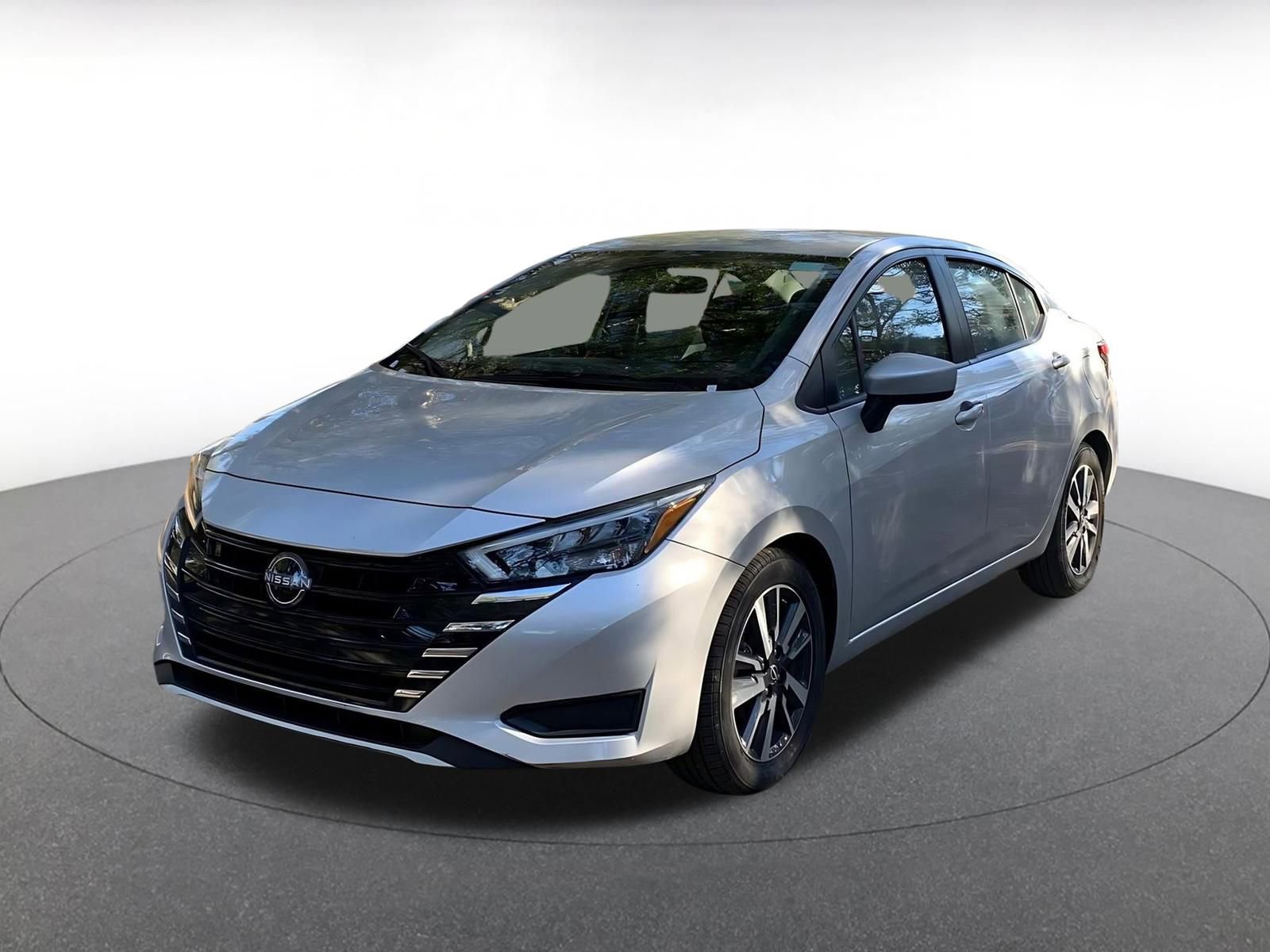 Used 2025 Nissan Versa SV image 3