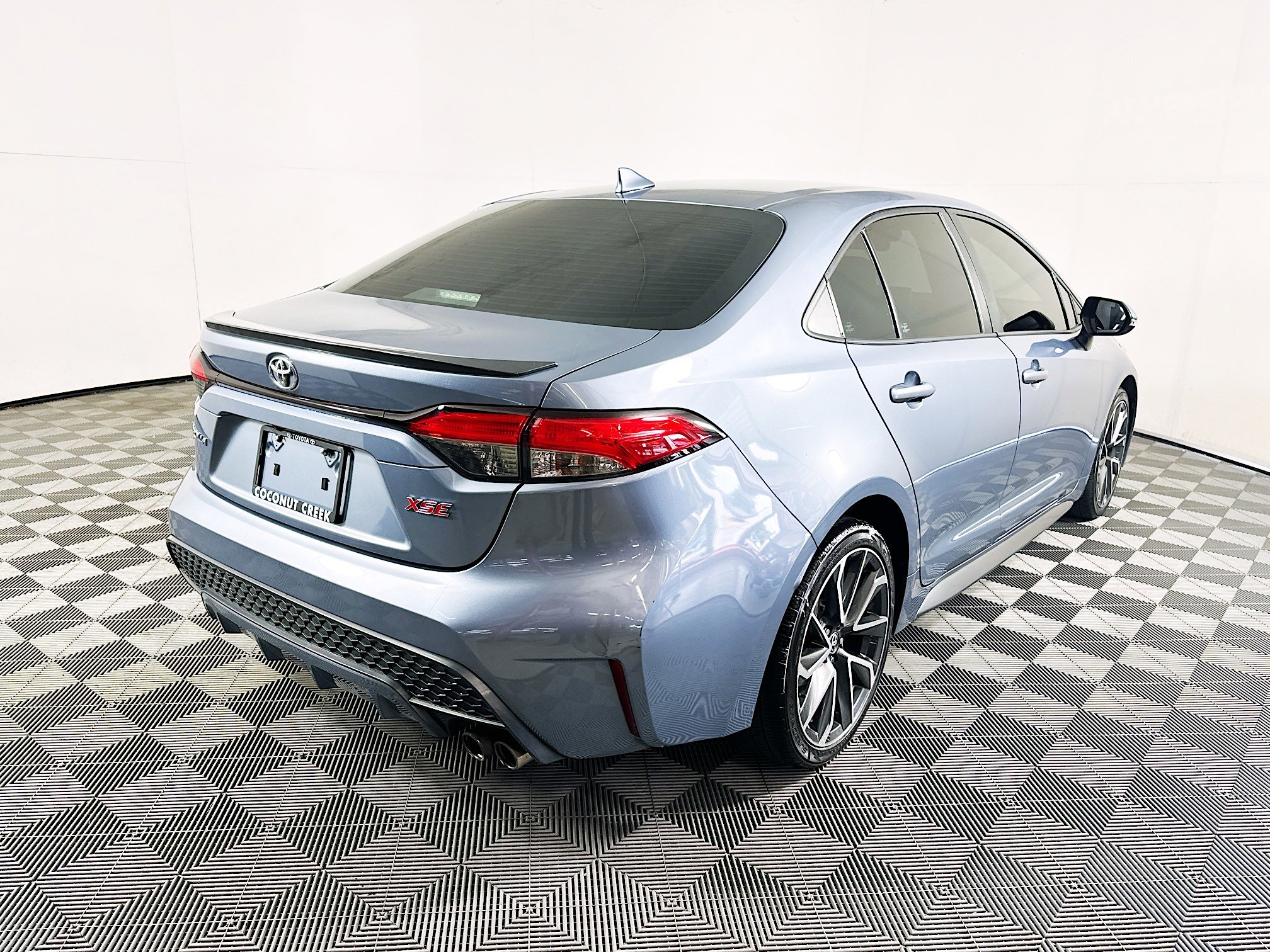 Used 2022 Toyota Corolla XSE FWD image 3