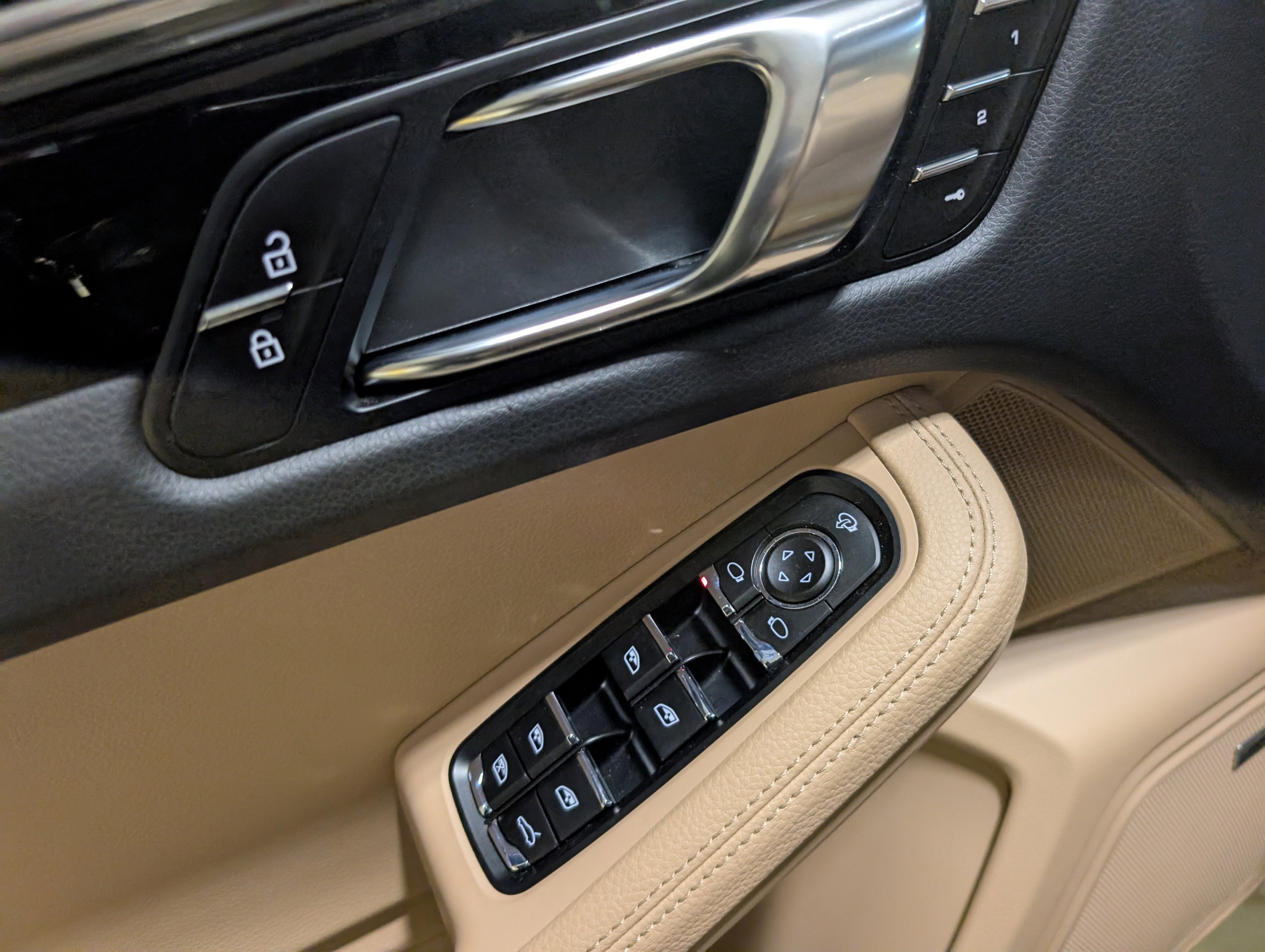 Certified 2025 Porsche Macan image 19