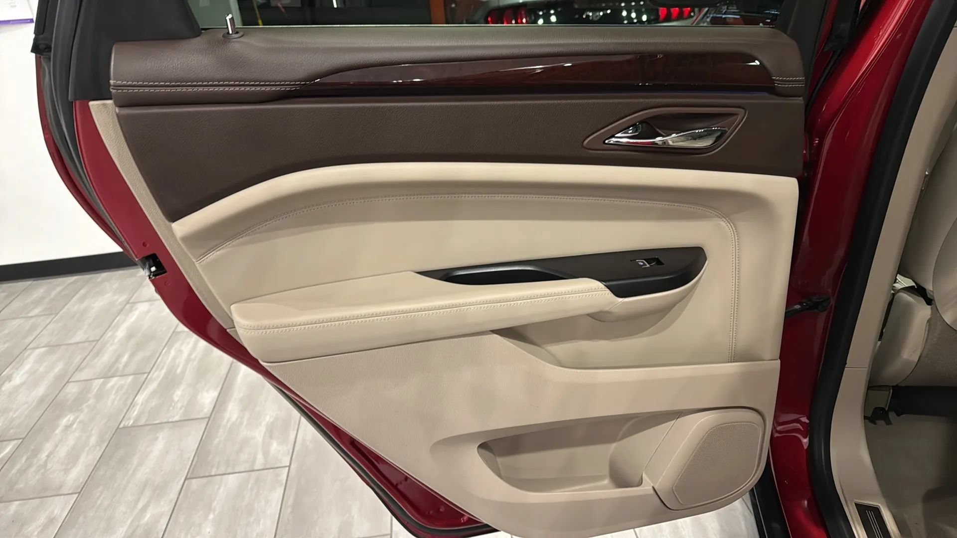 Used 2015 Cadillac SRX Luxury w/ Driver Awareness Package FWD image 33