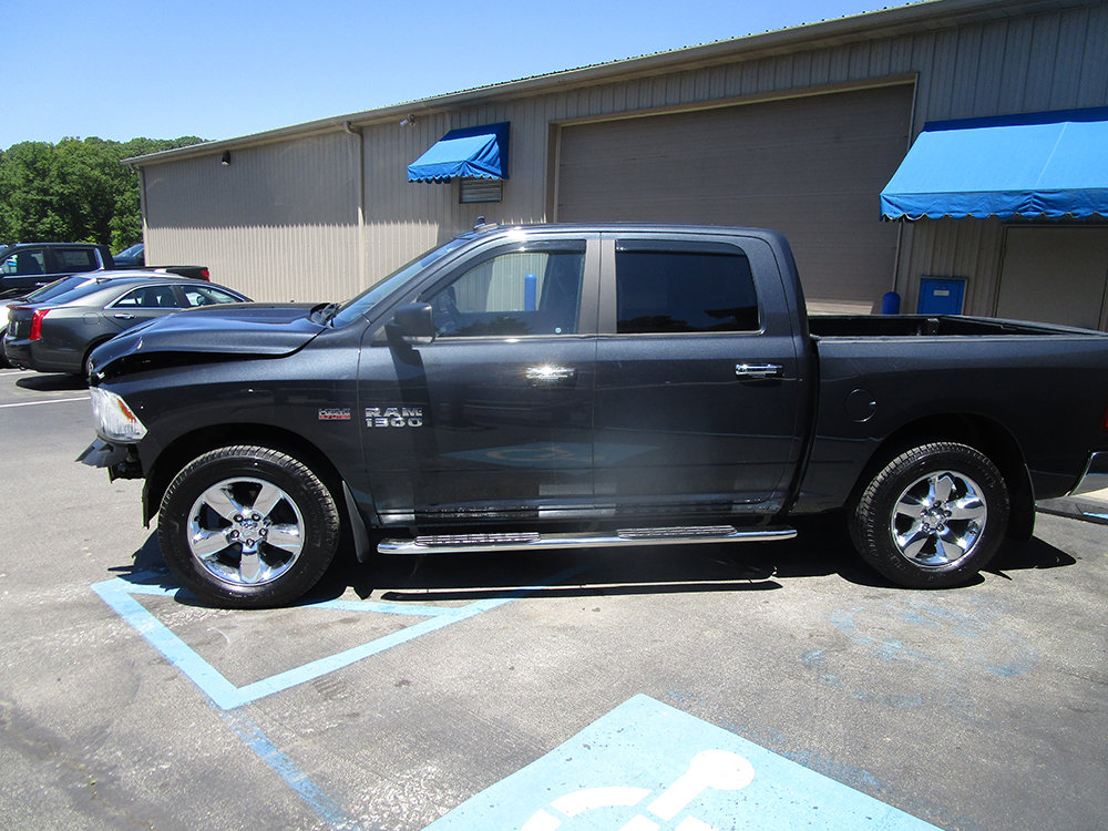 Used 2017 RAM 1500 SLT AWD/4WD image 2