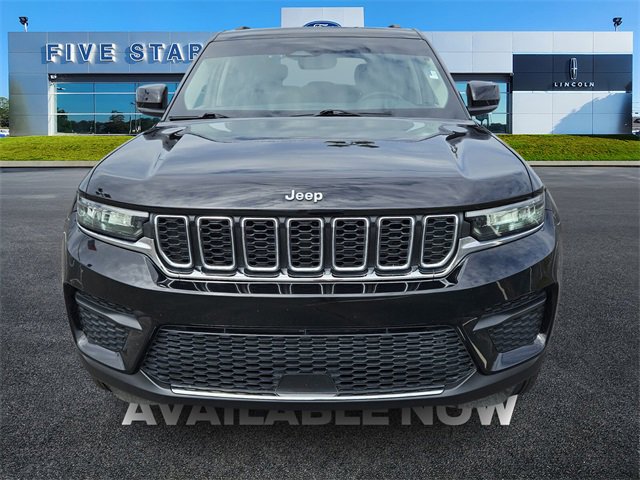 Used 2023 Jeep Grand Cherokee Laredo image 2