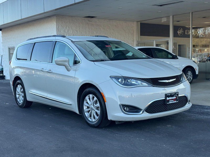 Used 2017 Chrysler Pacifica Touring-L image 2