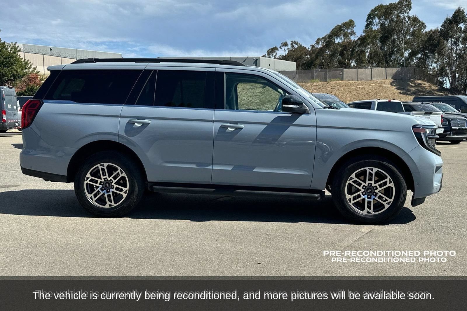 Used 2025 Ford Expedition Active AWD/4WD image 8