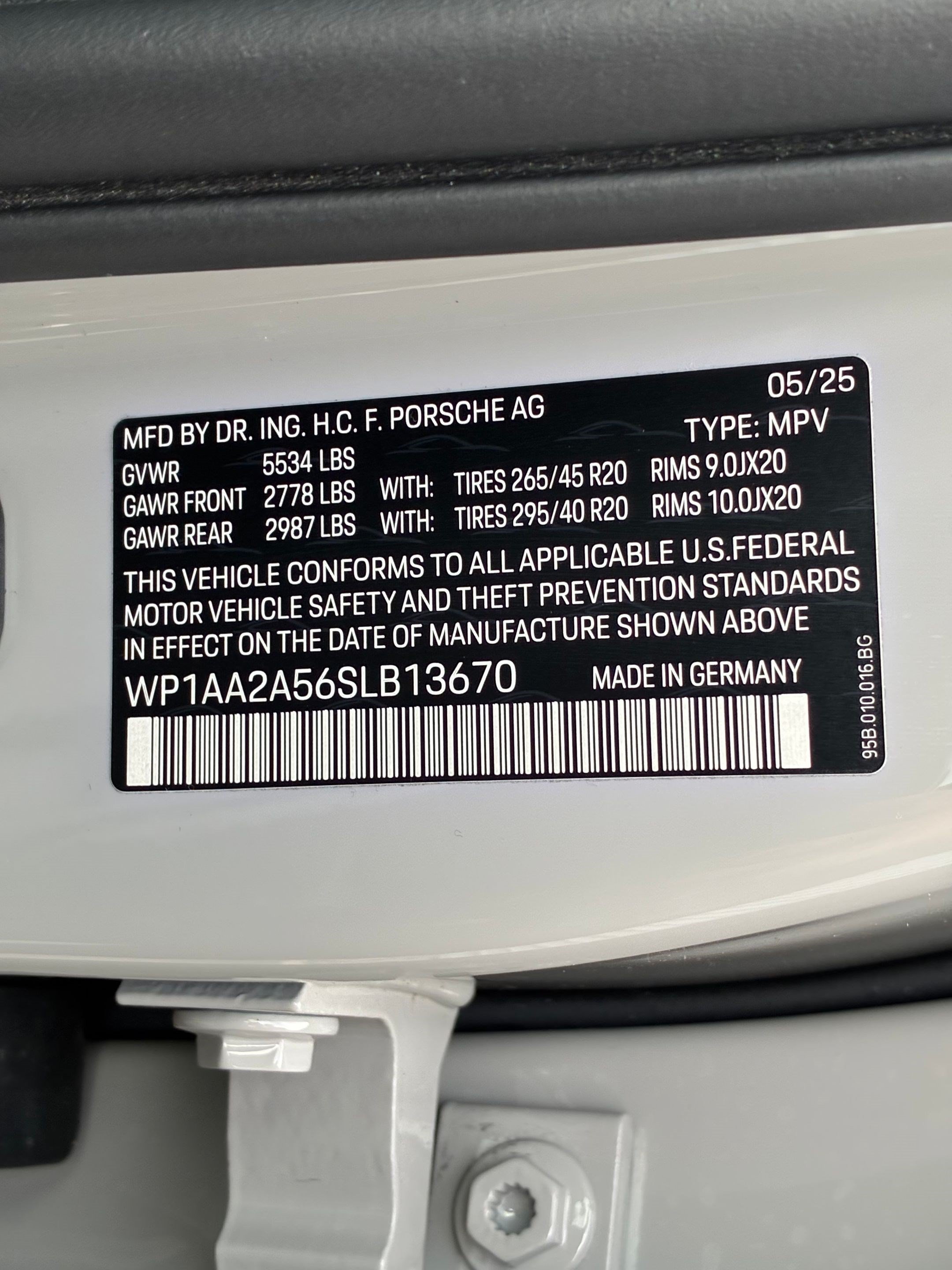 Used 2025 Porsche Macan AWD/4WD image 33