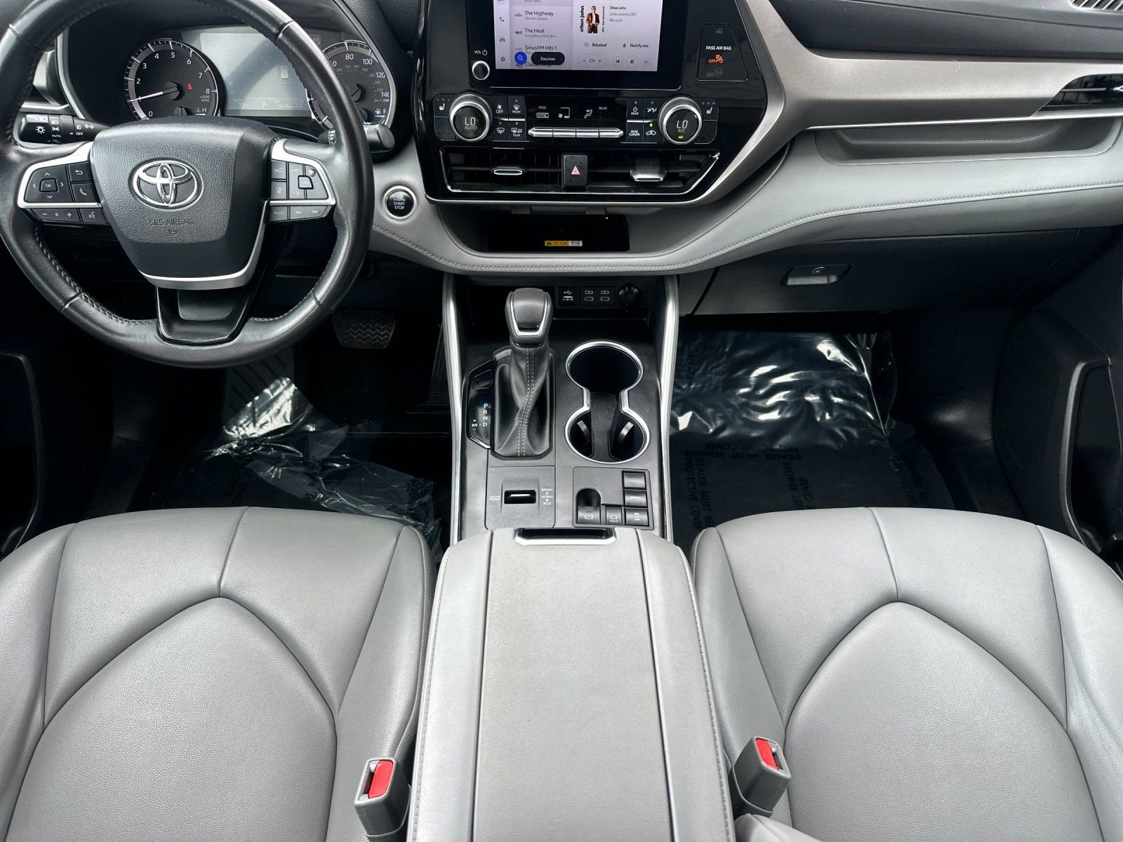 Used 2024 Toyota Highlander XLE FWD image 12