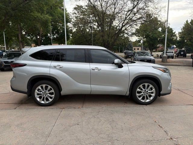 Used 2024 Toyota Highlander Limited AWD/4WD image 8