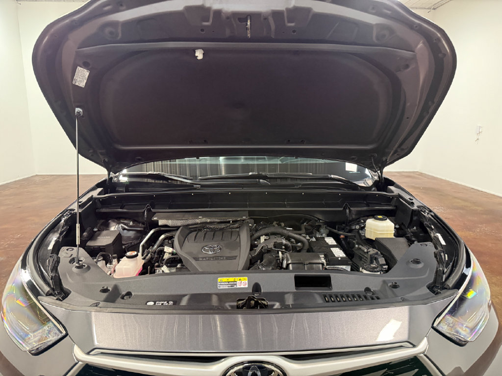 Used 2023 Toyota Highlander L FWD image 19