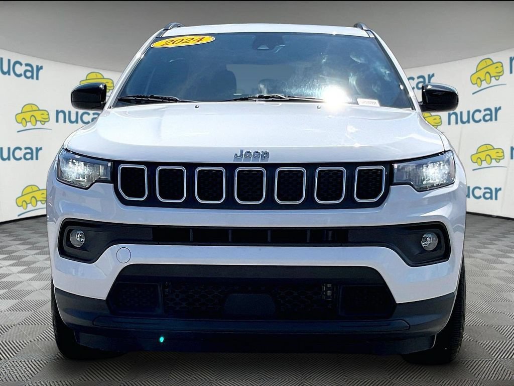 Used 2024 Jeep Compass Latitude AWD/4WD image 2