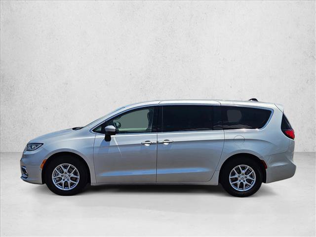 Used 2023 Chrysler Pacifica Touring-L FWD image 9