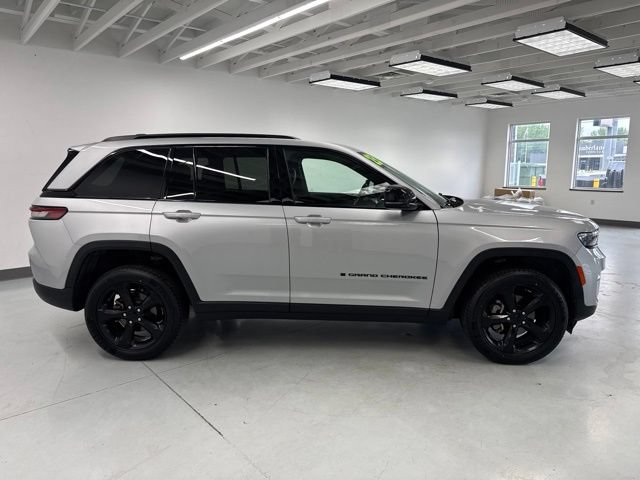 Used 2023 Jeep Grand Cherokee Altitude AWD/4WD image 16
