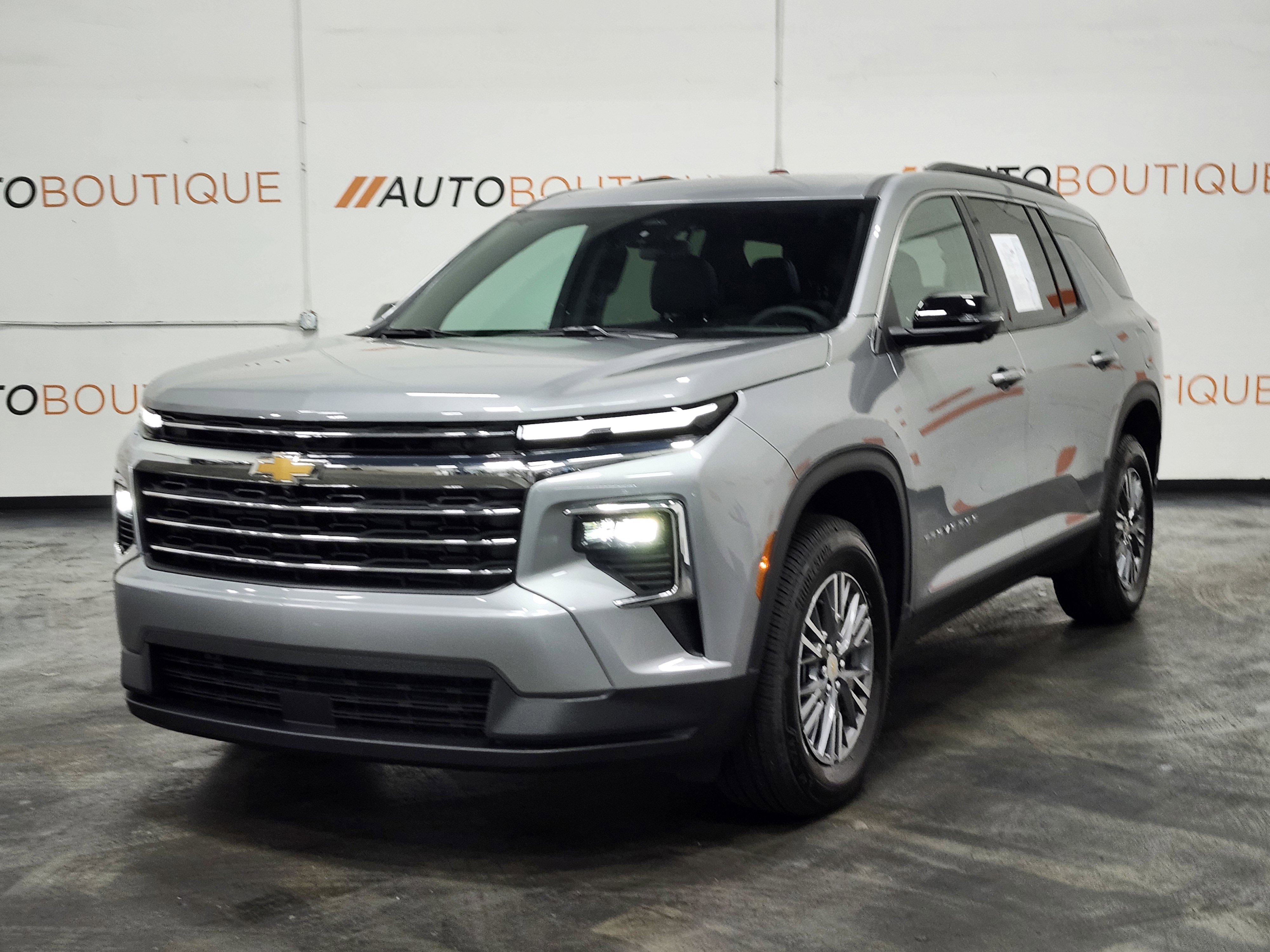 Used 2025 Chevrolet Traverse LT w/ Driver Confidence Package image 6