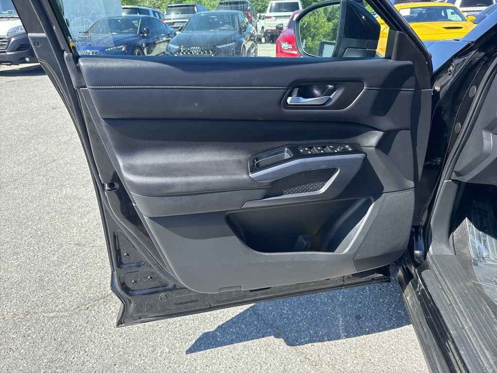 Used 2023 Nissan Pathfinder SL AWD/4WD image 26