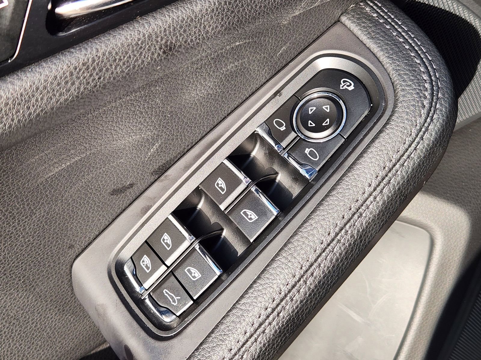 Used 2023 Porsche Macan S w/ Sport Chrono Package image 32