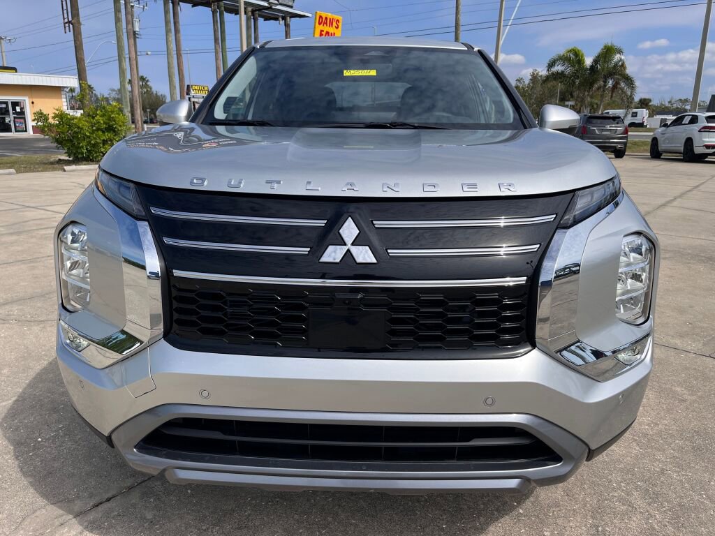 New 2025 Mitsubishi Outlander SE image 8