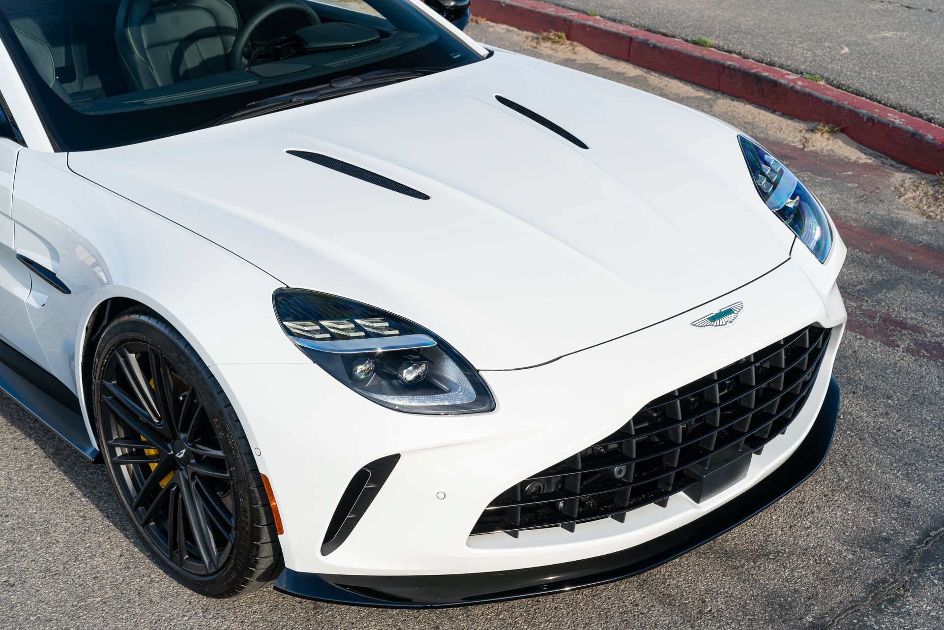 Used 2025 Aston Martin V8 Vantage Coupe RWD image 9