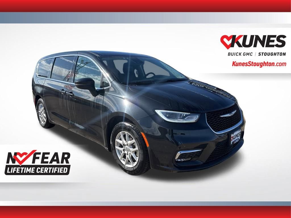Used 2023 Chrysler Pacifica Touring-L image 4
