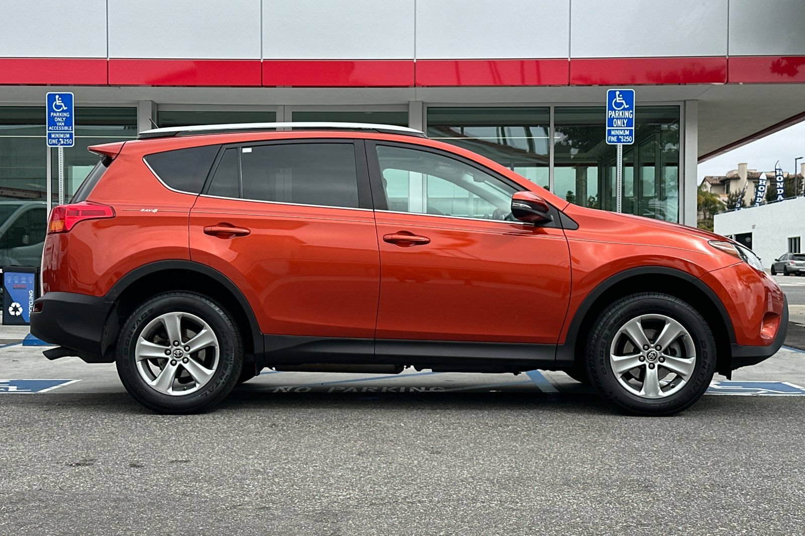 Used 2015 Toyota RAV4 XLE AWD/4WD image 3
