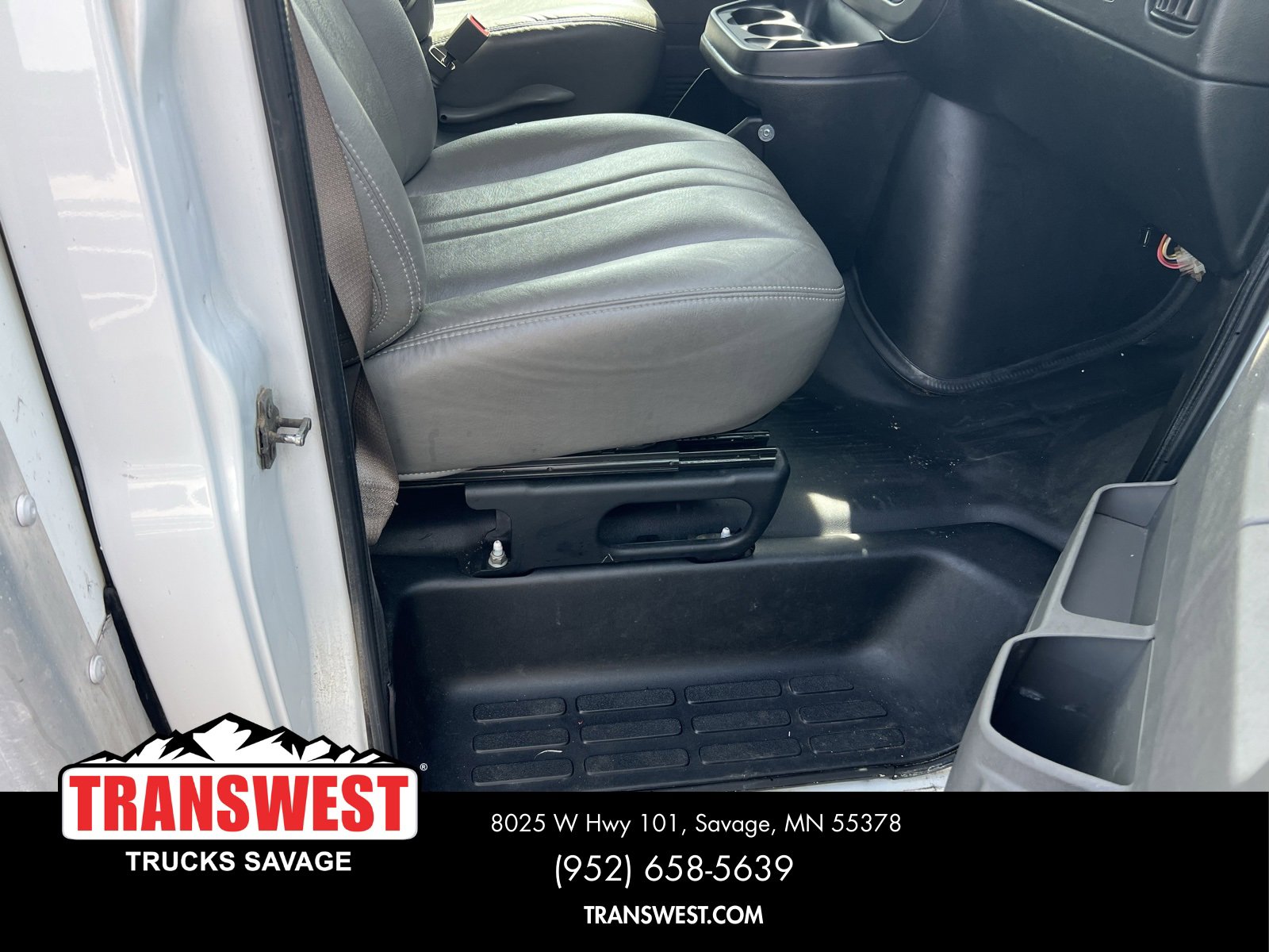 Used 2020 GMC Savana 3500 12' Reefer Van w/ Power Convenience Package image 13