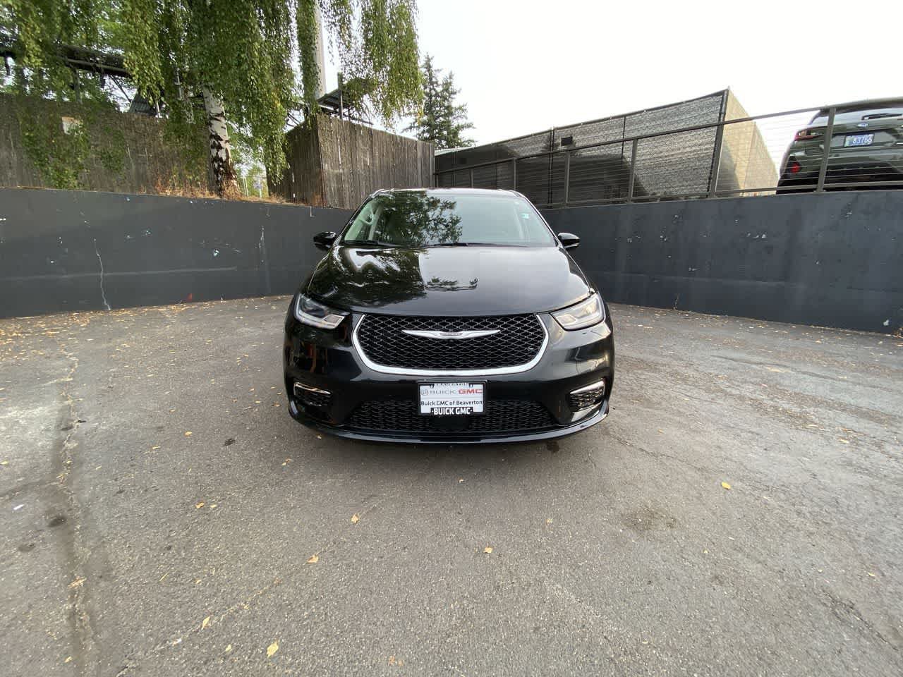 Used 2024 Chrysler Pacifica Touring-L FWD image 9