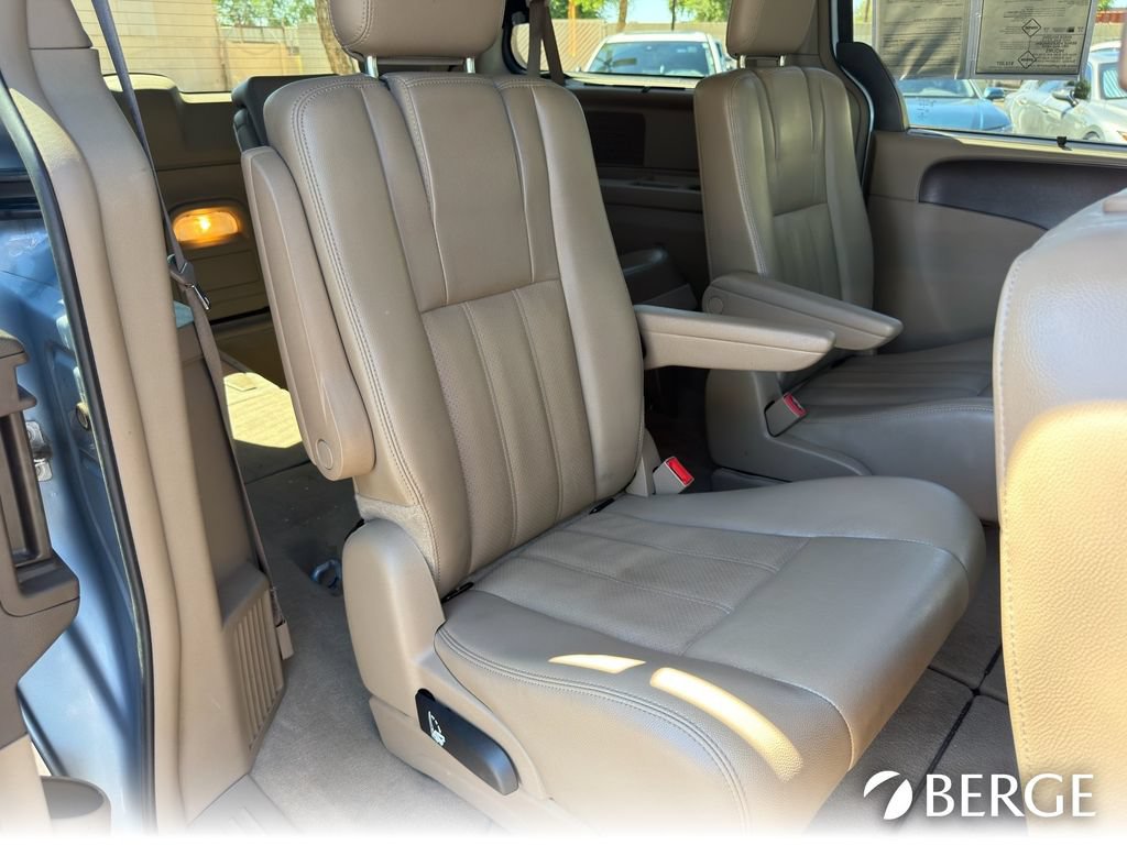 Used 2013 Chrysler Town & Country Touring-L w/ Driver Convenience Group FWD image 30