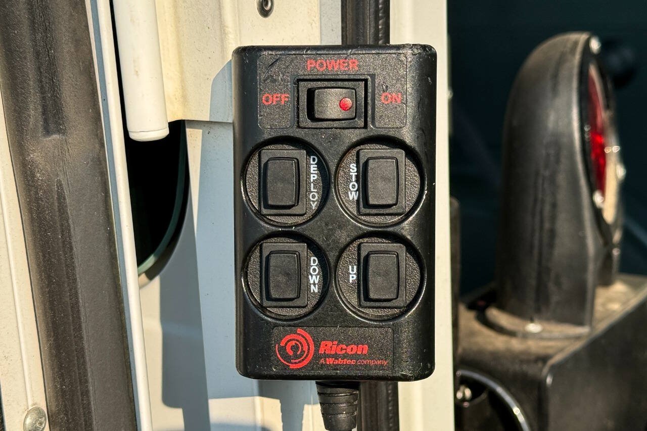 Used 2011 Ford E-350 and Econoline 350 Extended Super Duty w/ PWR Group RWD image 7