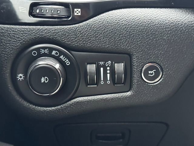 Used 2023 Jeep Cherokee Altitude Lux image 25