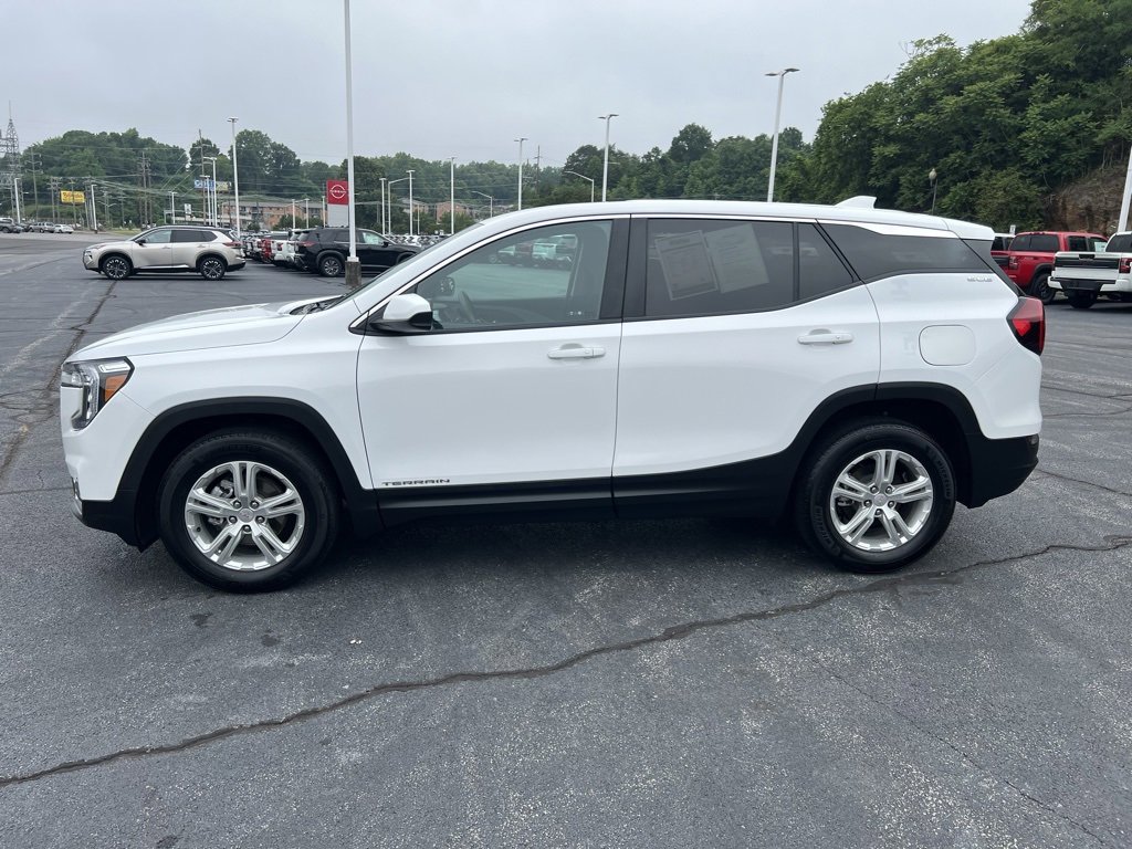 Used 2024 GMC Terrain SLE image 4