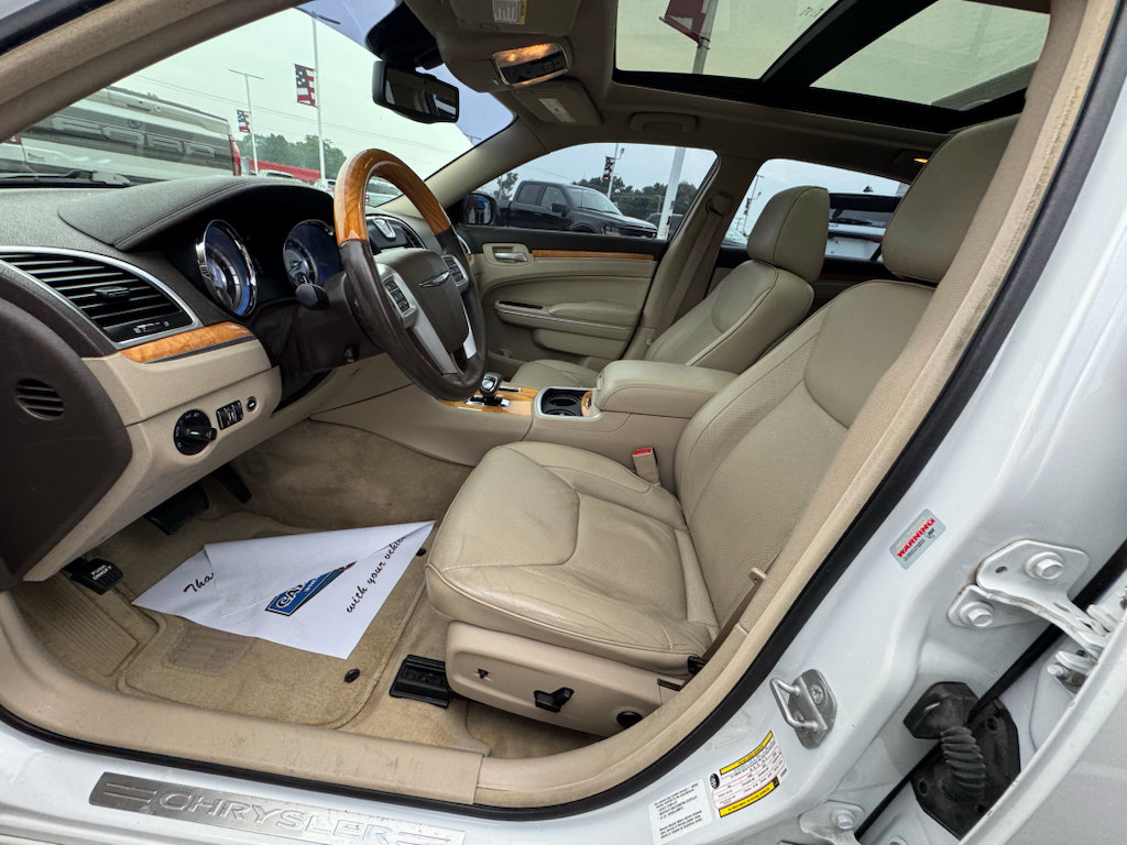 Used 2014 Chrysler 300 C RWD image 24