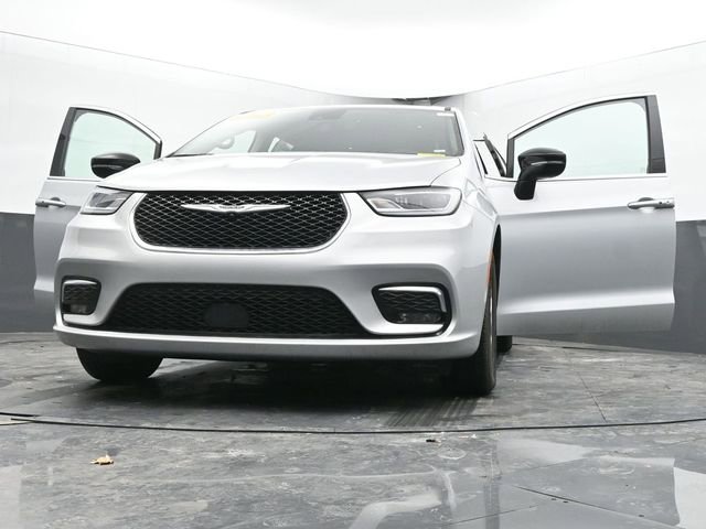 Used 2024 Chrysler Pacifica Touring-L image 69