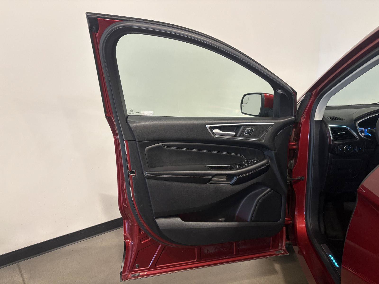 Used 2015 Ford Edge Titanium AWD/4WD image 9