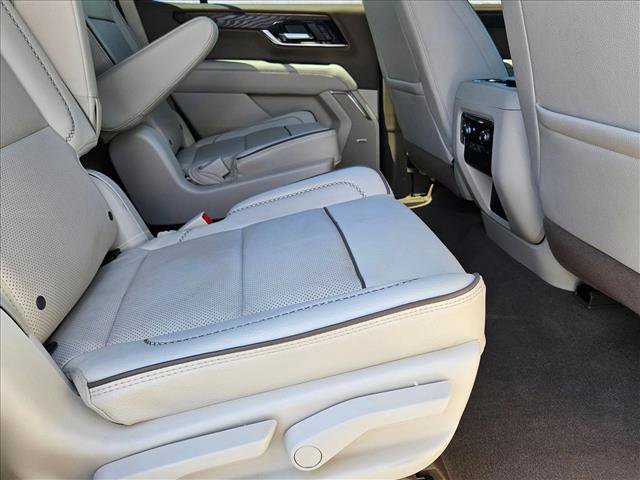 Used 2025 GMC Yukon Denali w/ LPO, Illumination Package AWD/4WD image 18