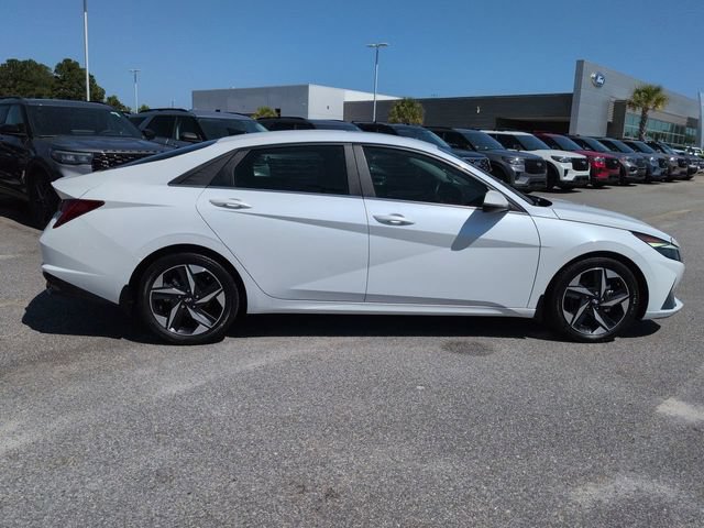 Used 2022 Hyundai Elantra Limited w/ Preferred Accessory Package FWD image 3