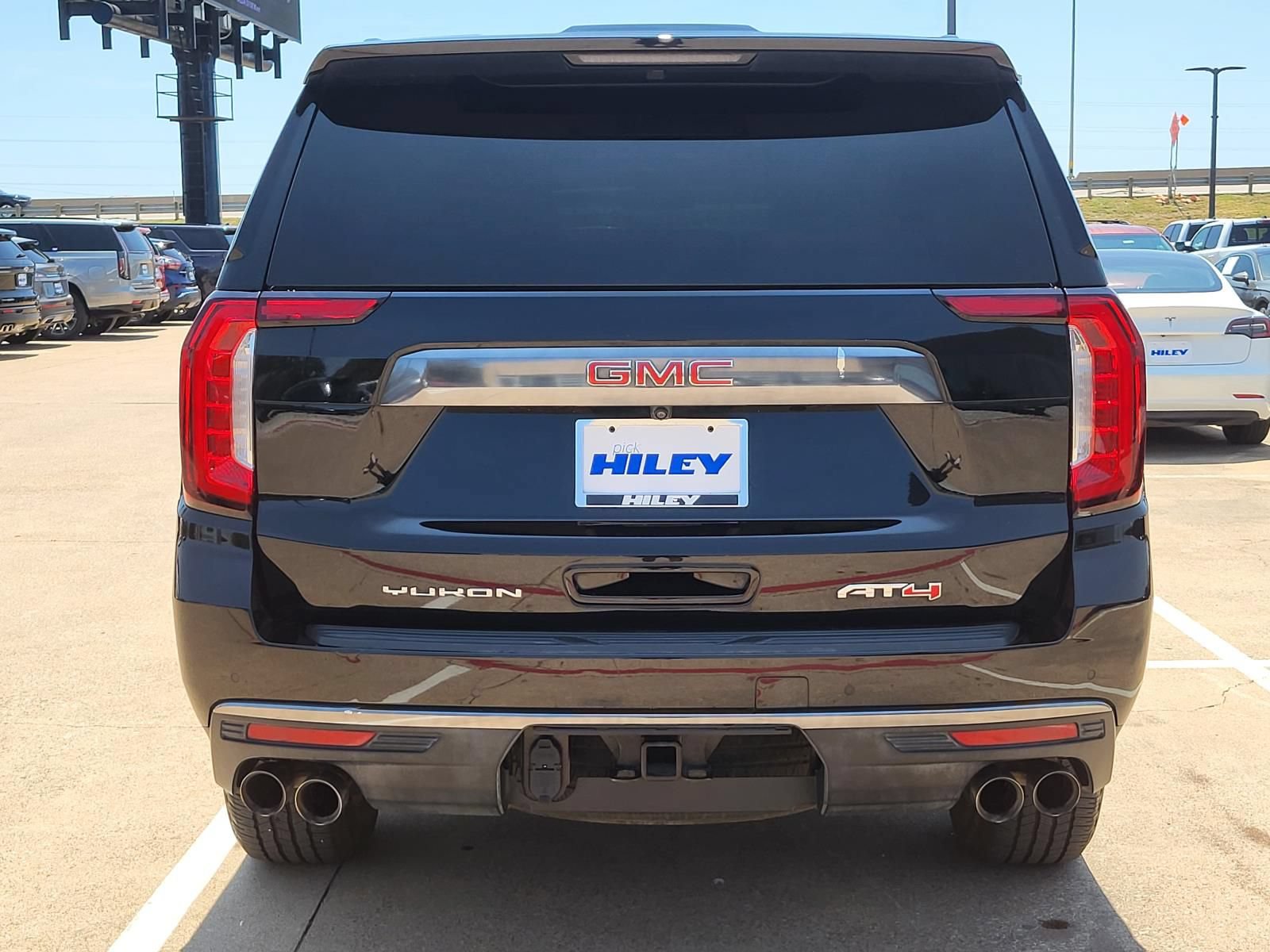 Used 2023 GMC Yukon AT4 w/ AT4 Premium Package AWD/4WD image 4