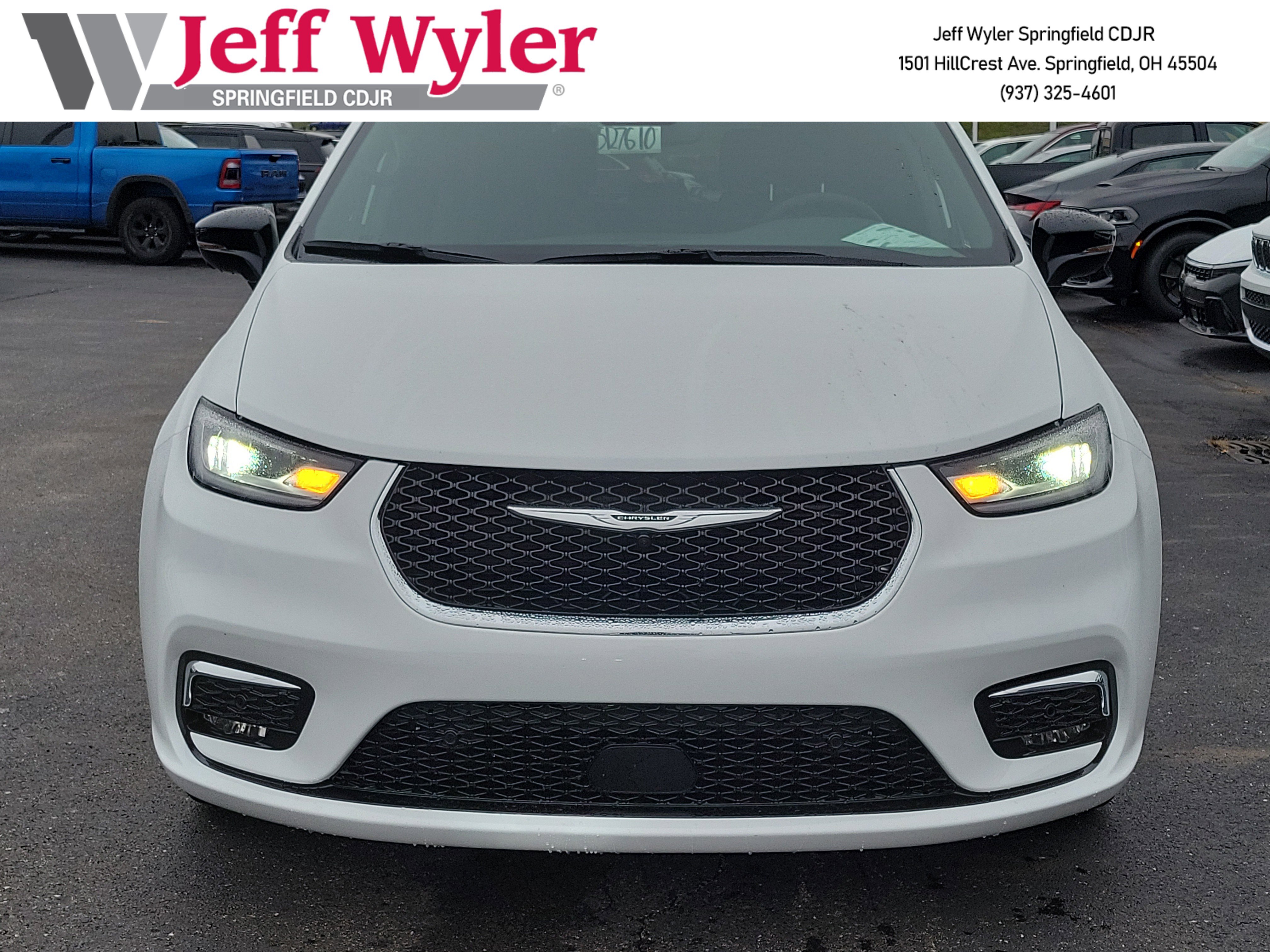 New 2026 Chrysler Pacifica Select image 2