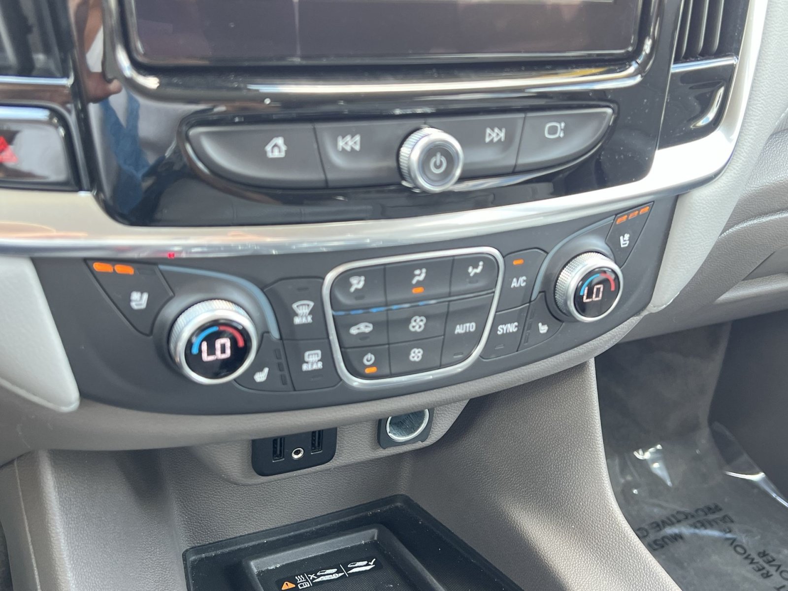 Used 2019 Chevrolet Traverse Premier w/ Driver Confidence II Package FWD image 18