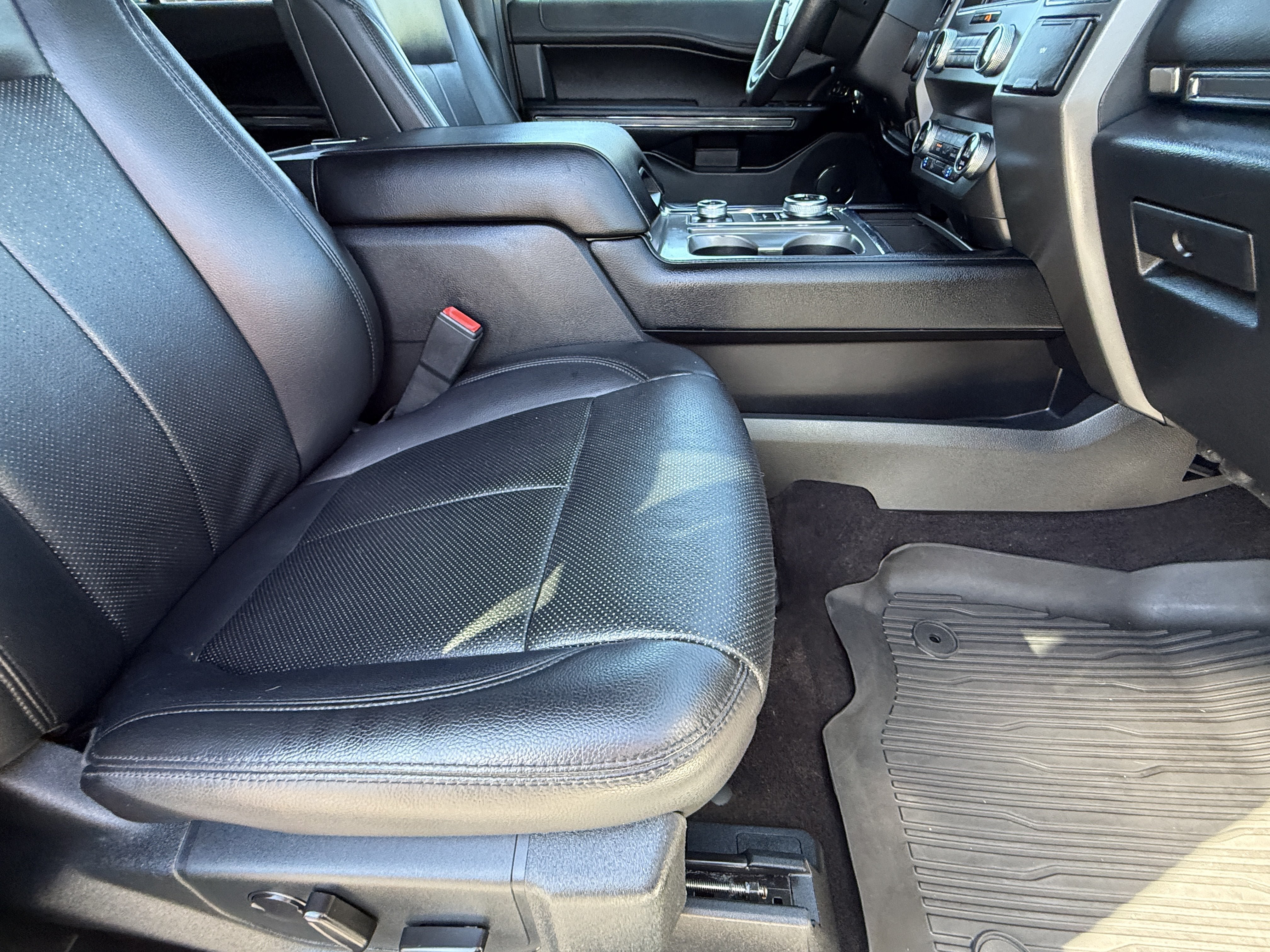 Used 2020 Ford Expedition XLT w/ Equipment Group 202A AWD/4WD image 14