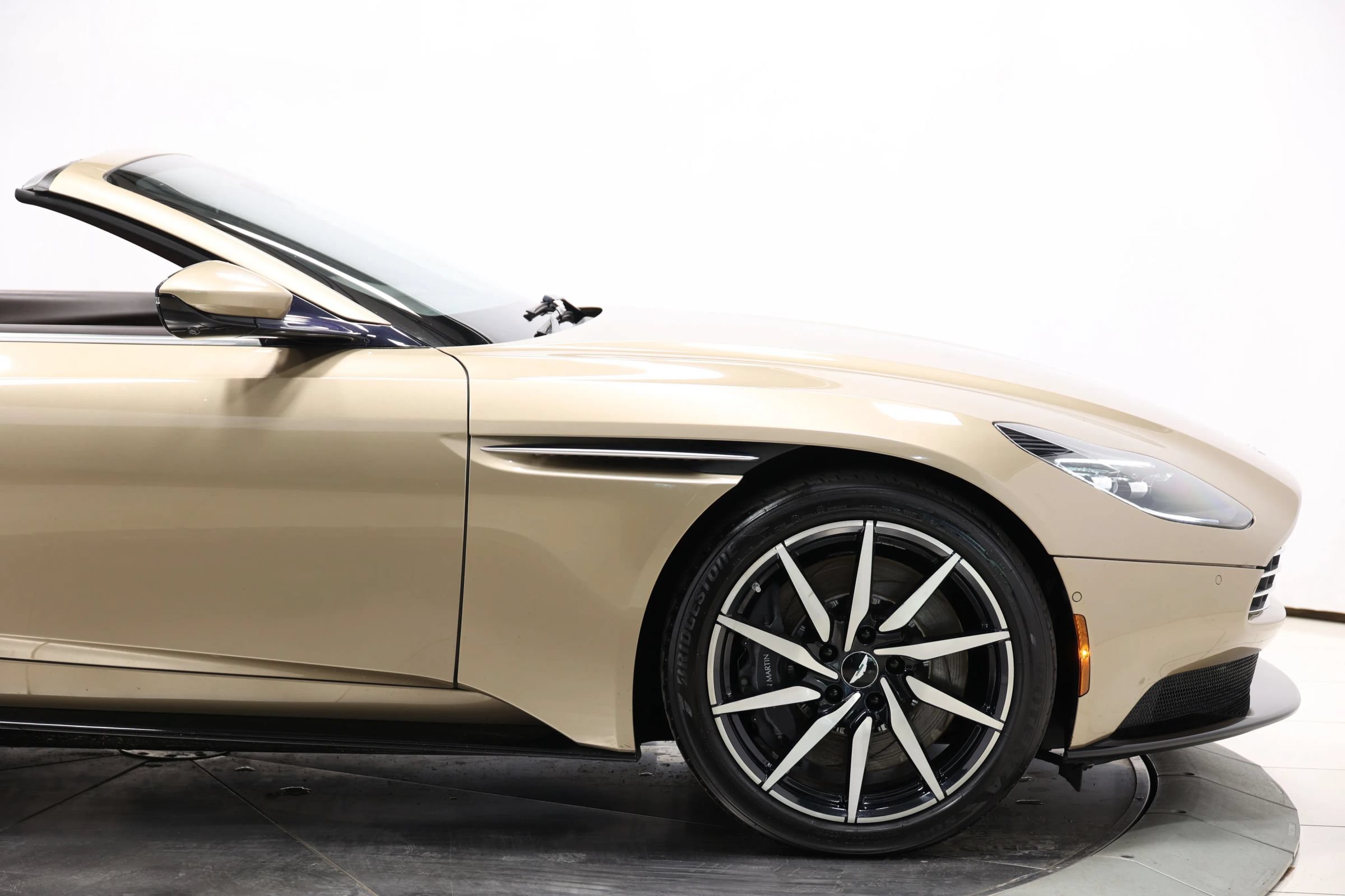 Used 2019 Aston Martin DB11 Volante RWD image 71