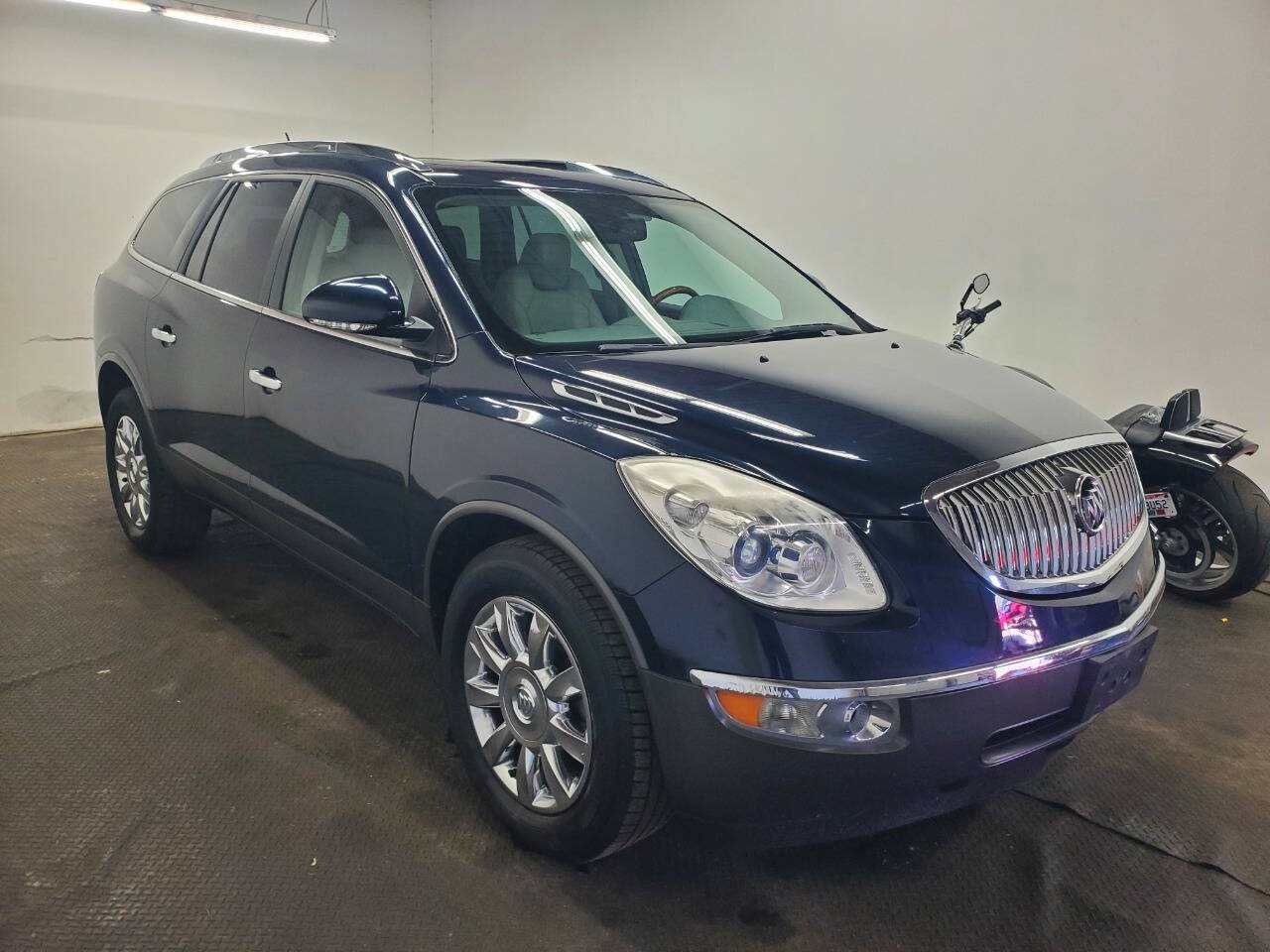 Used 2011 Buick Enclave CXL FWD image 3